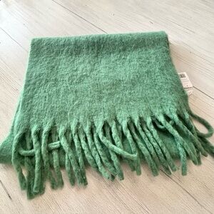 New UNCHARTED THREADS Women’s Green Knit Fuzzy Fringed Cozy Scarf 20” X 72”